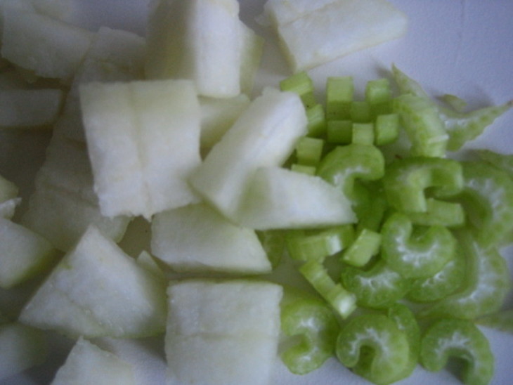 Салат с грушей,сыром,сельдереем и изюмом: шаг 2