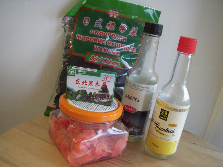 Салат из водорослей вакамэ и китайских грибов муэр: шаг 1