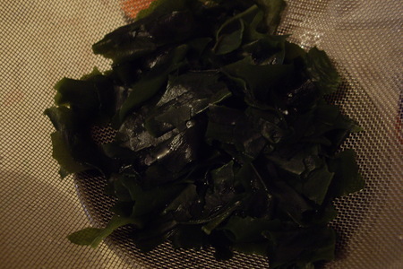 Салат из водорослей вакамэ и китайских грибов муэр: шаг 4