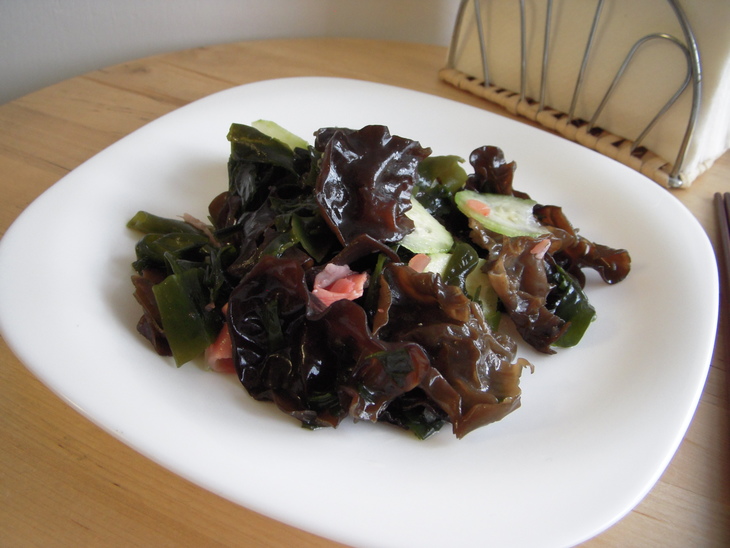 Салат из водорослей вакамэ и китайских грибов муэр: шаг 5