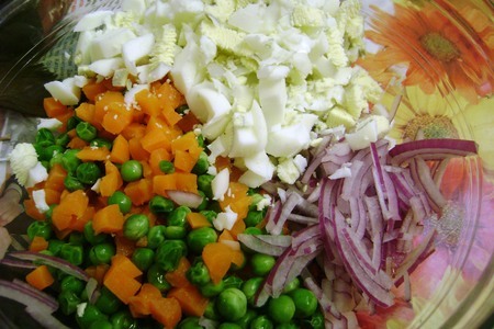 Салат с рыбой горячего копчения и овощами.: шаг 2