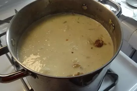 Кремовый суп с грибами, беконом, гребешками и ракушками: шаг 5