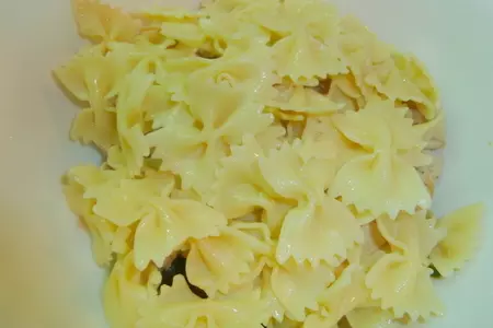 Теплый салат с пастой farfalle, курицей и овощами: шаг 5