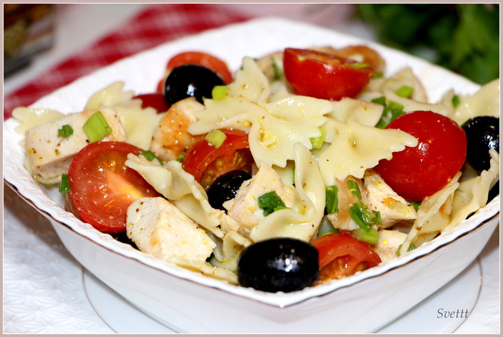 Теплый салат с пастой farfalle, курицей и овощами: шаг 6