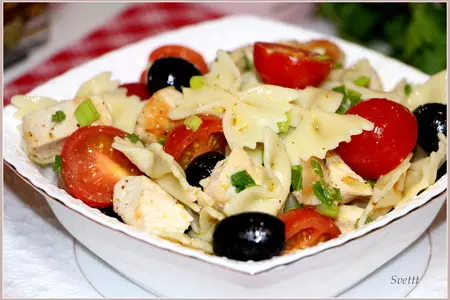 Теплый салат с пастой farfalle, курицей и овощами: шаг 6