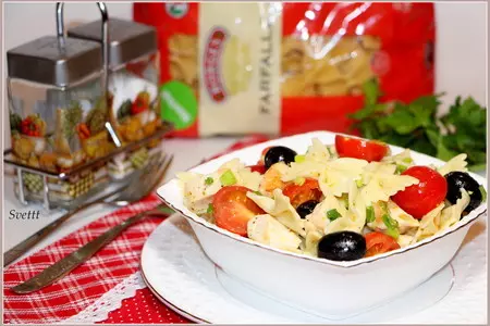 Теплый салат с пастой farfalle, курицей и овощами: шаг 7