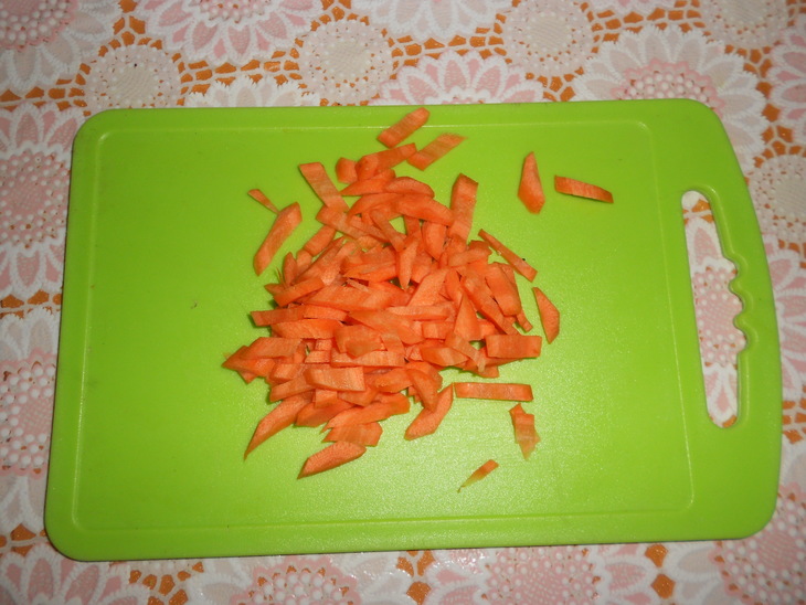 Салат с фузилли, шампиньонами.морковью и оливками: шаг 4