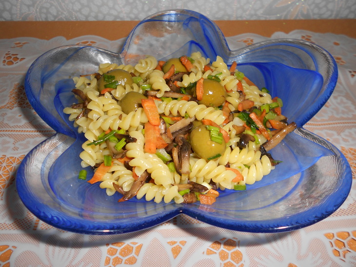 Салат с фузилли, шампиньонами.морковью и оливками: шаг 5