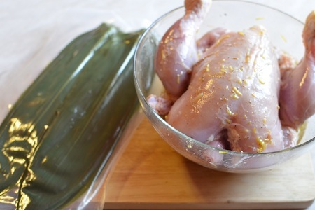 Нежный диетический цыпленок, запеченный в бамбуковых листьях.: шаг 5