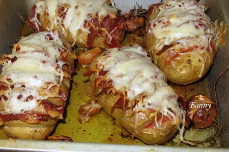 Картошка,  запеченная гармошкой с беконом и пармезаном - bacon parmesan hasselback potatoes: шаг 5