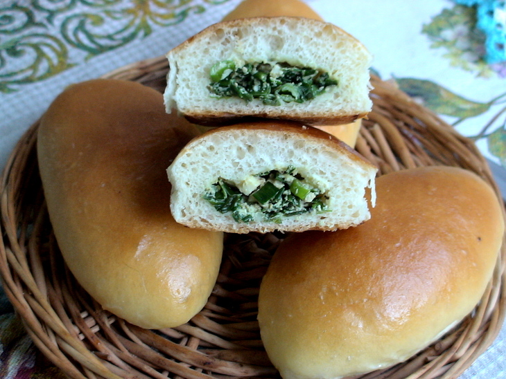 Тесто на пироги с луком и яйцом. Пирожки с яйцом и луком. Пирожки с яйцом и зеленым луком. Печеные пирожки с зеленым луком. Печёные пирожки с яйцом и зеленым луком в духовке.