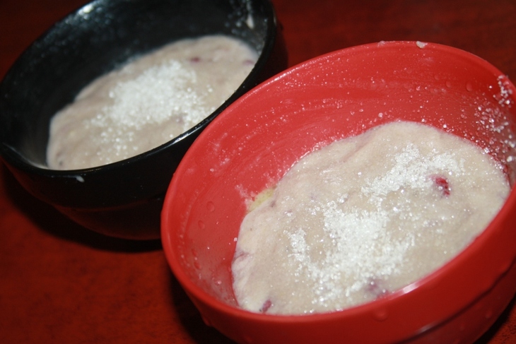 Ягодно-кокосовый кекс на питьевом йогурте в микроволновой печи за 5 минут: шаг 4