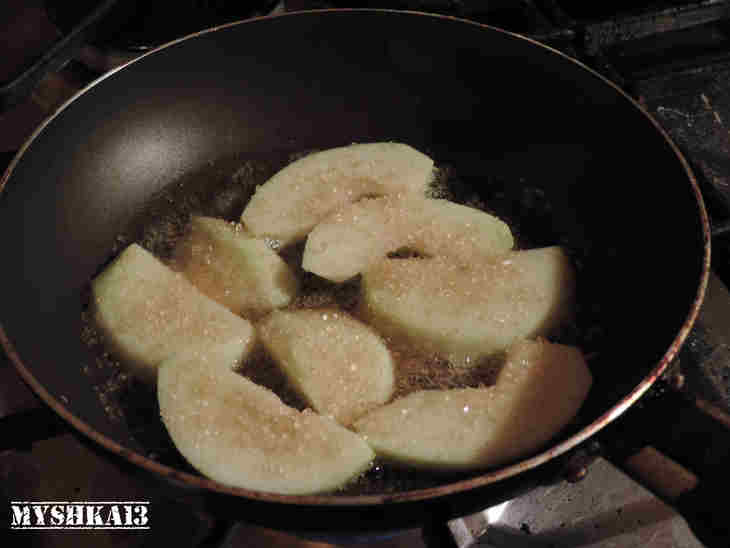 Куриный "рогалик" фаршированный сыром в пикантной панировке с карамельными яблоками: шаг 6