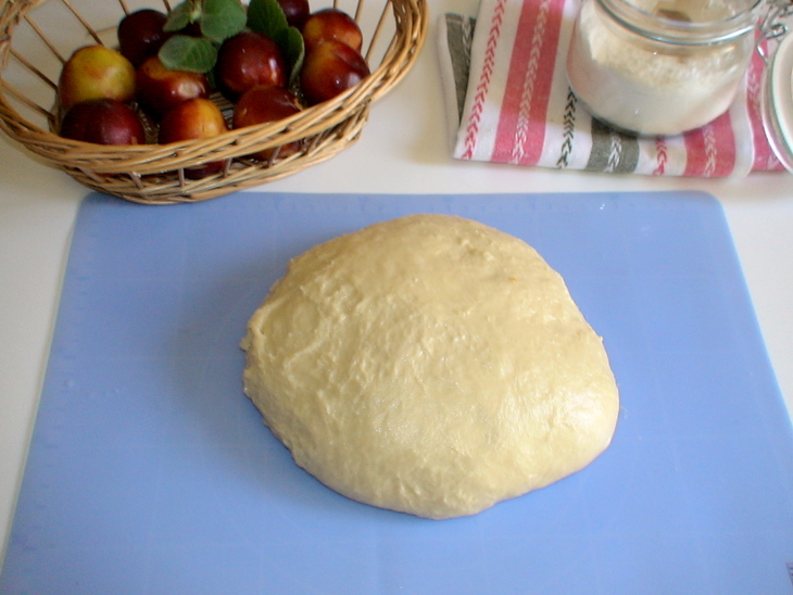Пирог с бабкового теста  со сливами  и рикоттой: шаг 7