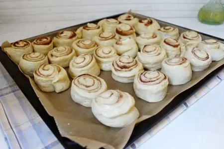 «cinnabon (синнабон)» с глазурью из белого шоколада и орехами: шаг 11