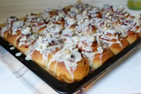 «cinnabon (синнабон)» с глазурью из белого шоколада и орехами: шаг 15