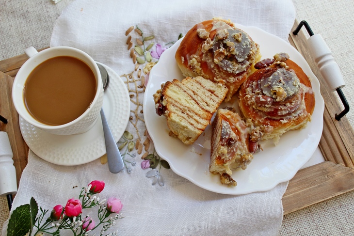 «cinnabon (синнабон)» с глазурью из белого шоколада и орехами: шаг 16