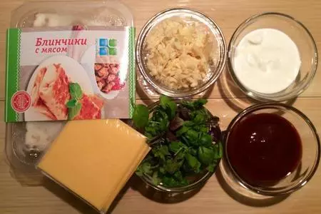 Блинчики с мясом под разными соусами - ткемали и сырный: шаг 1