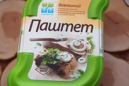 Бутербродный торт с паштетом и творожным сыром: шаг 2