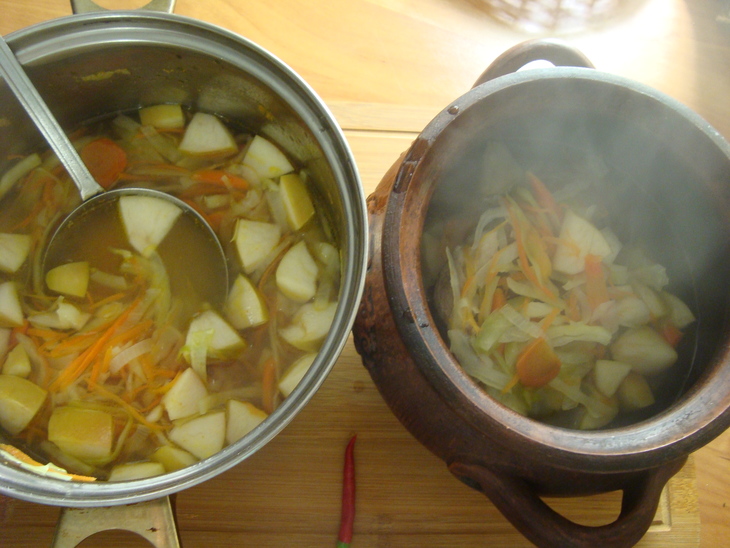 Щи из белокочанной капусты (томлённые) с яблоком и жгучим перчиком: шаг 7