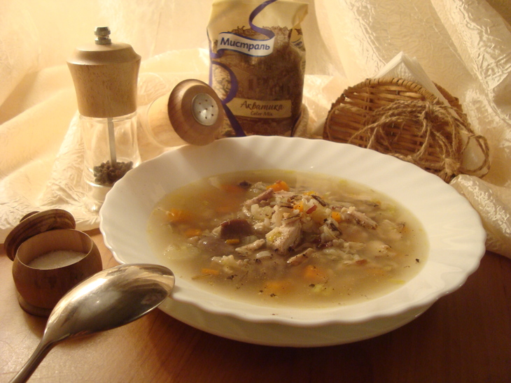 Куриный суп с  рисом, лесными грибами и овощами: шаг 5