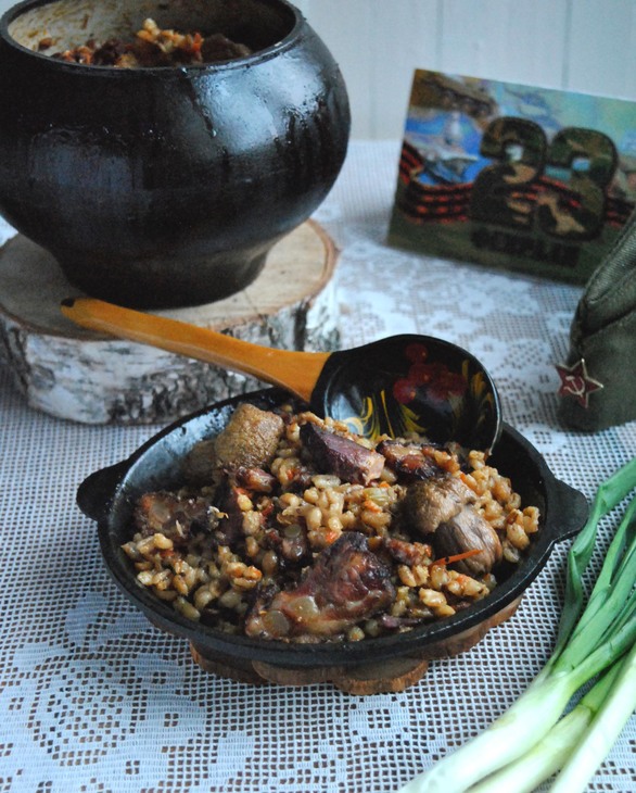 Перловочка для защитников, томлёная с копчеными ребрышками и белыми грибами: шаг 8