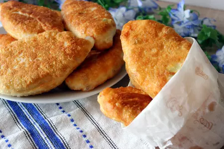 Жареные пирожки с яйцом, зеленым луком и копченой курицей: шаг 9