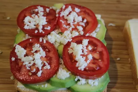 Горячий сэндвич с авокадо, куриной грудкой, помидором и двумя сырами: шаг 2