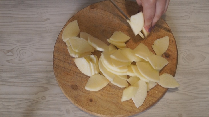 Манник на кефире с яблоками без яиц. нежный, пышный и всегда вкусный!: шаг 2