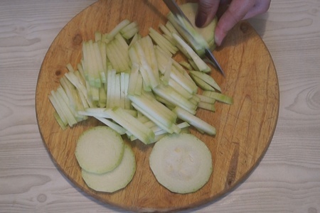 Легкий салат за 10 минут из капусты с кабачком. это стоит попробовать!: шаг 1