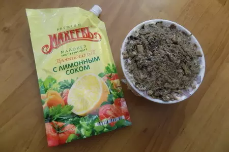 Салат со шпротами.: шаг 4