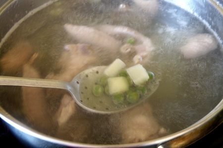 Суп куриный с овощами и домашней лапшой: шаг 3
