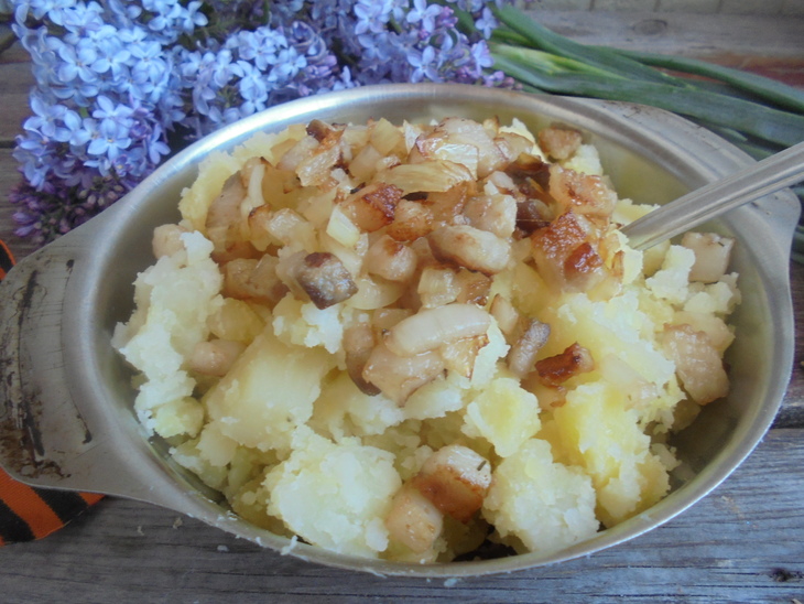 Картофельная толченка с луком и салом: шаг 9
