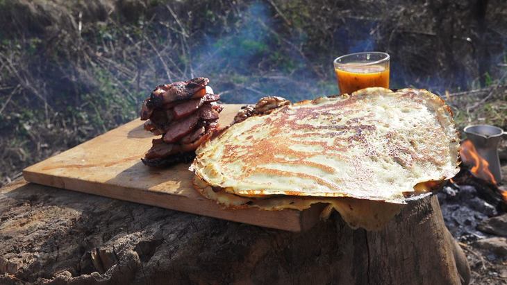 Блинчики на костре с сыром камамбер, беконом и облепиховым соусом: шаг 4