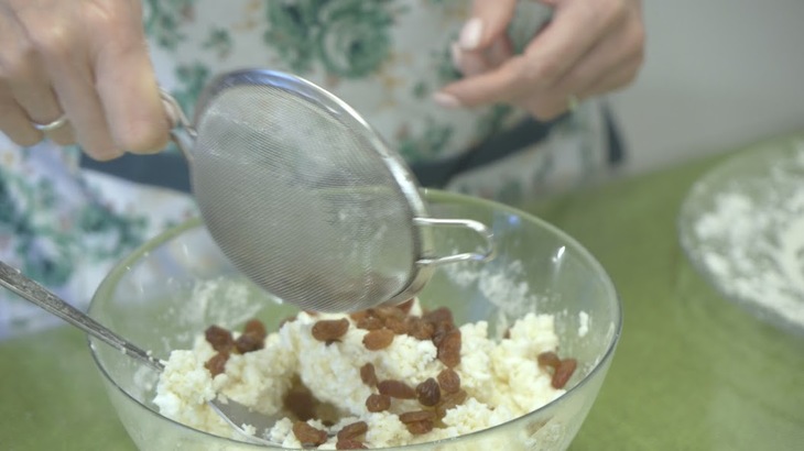 Домашние творожные сырники с изюмом: шаг 3