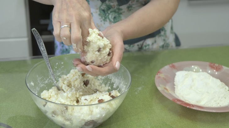 Домашние творожные сырники с изюмом: шаг 4