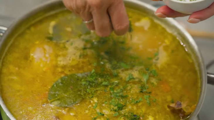 Гороховый суп с копченостями и гренками: шаг 9
