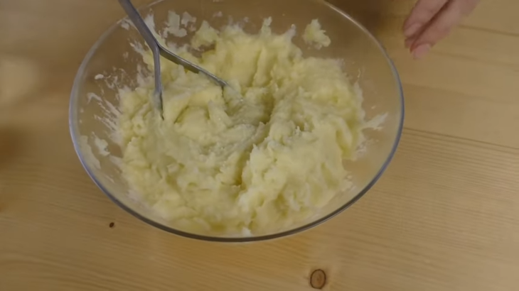 Куриная голень в картофельном тесте: шаг 2