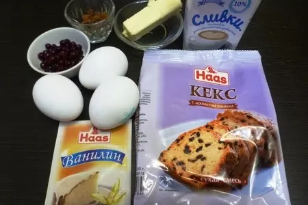 Ароматные кексы с изюмом и брусникой: шаг 1