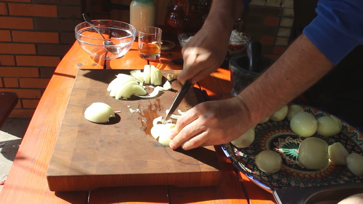 Гюльчехра, рецепт курицы по-узбекски в сметанно-чесночном соусе: шаг 1