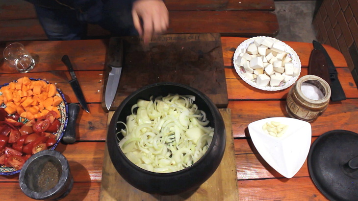 Говядина томленая с овощами и грибами еринги в чугунке, тушеное мясо: шаг 3