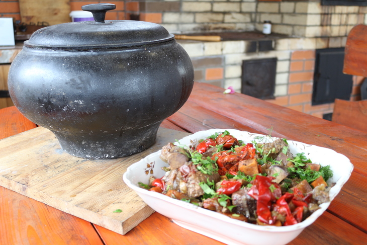 Говядина томленая с овощами и грибами еринги в чугунке, тушеное мясо: шаг 9