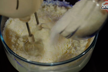 Творожный торт «рафаэлло» с печеньем и кокосом без выпечки: шаг 6