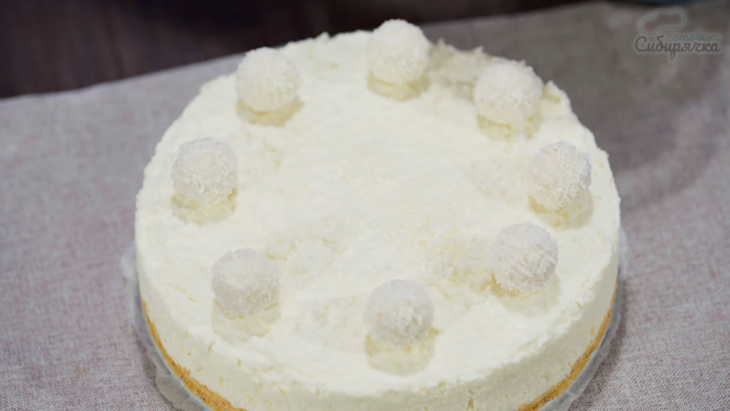 Творожный торт «рафаэлло» с печеньем и кокосом без выпечки: шаг 8