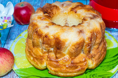 Сладкий яблочный пирог из дрожжевого теста на молоке: шаг 9