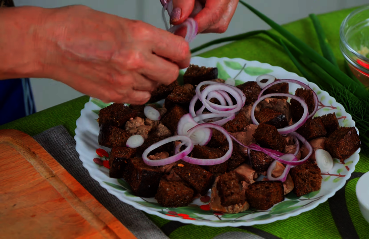 Салат-закуска из печени трески с сухариками, томатами и яйцом: шаг 4