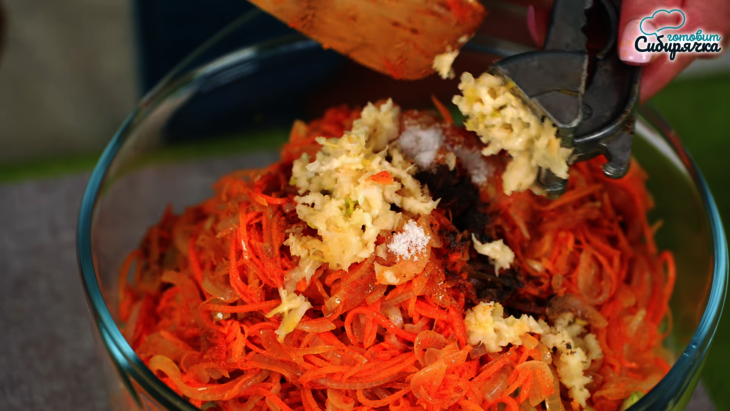 Корейский салат из кабачков с морковью: шаг 6