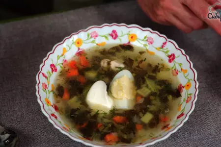 Щавелевый суп с курицей и овощами с куриным яйцом: шаг 8