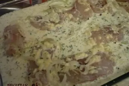 Рыбка морская под луковой шапкой в сырном соусе: шаг 3