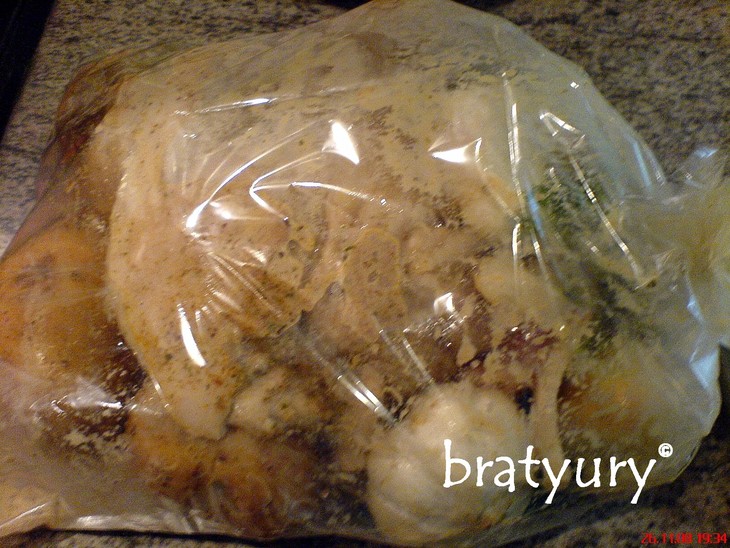 Баранина в пакете. грудинка баранья в пакете с картофелем, специями, яблоком, чесноком и салом: шаг 5